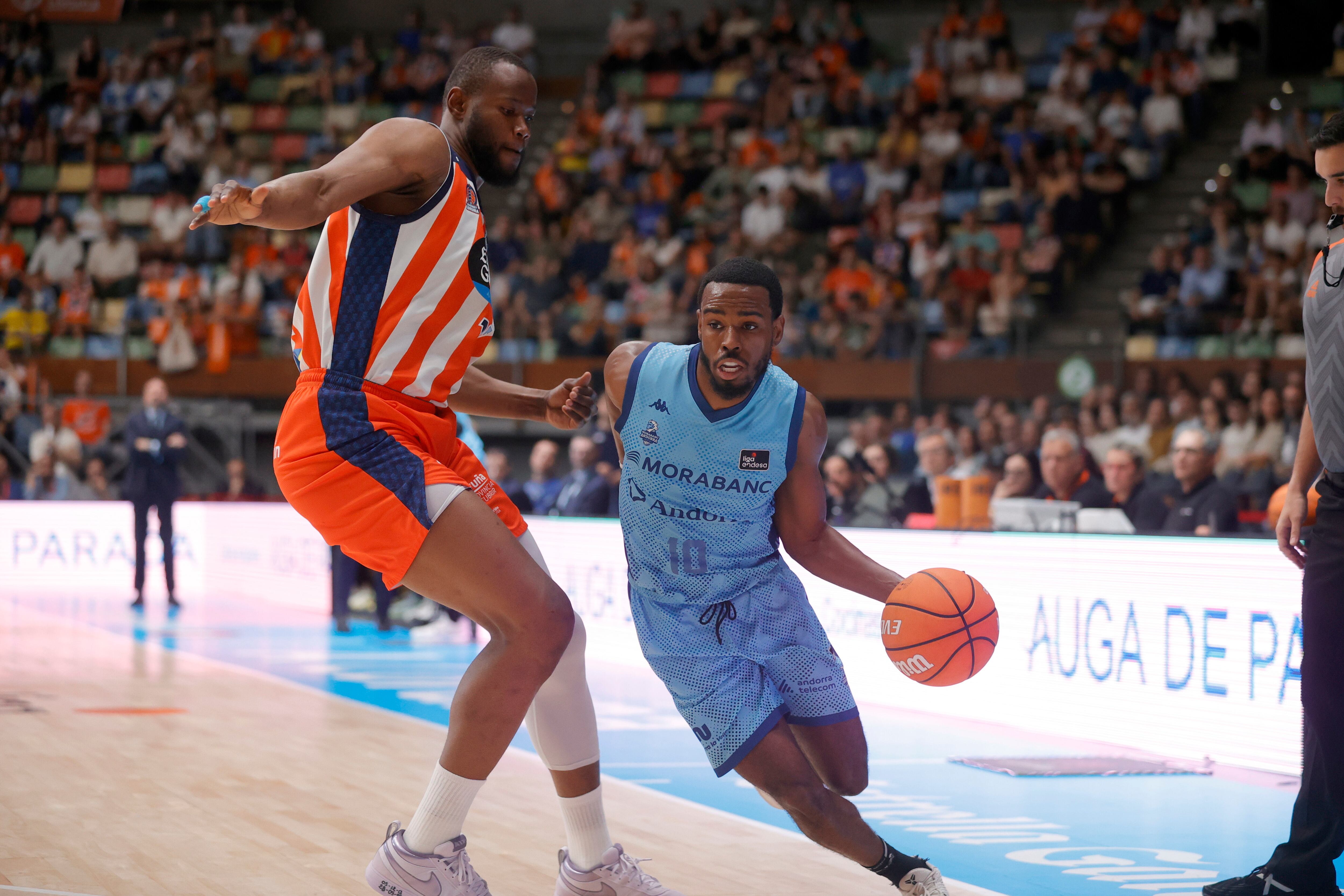A CORUÑA, 17/05/2025.- El base estadounidense del Morabanc Andorra, Jerrick Harding (d), entra a canasta ante el pívot senegalés del Leyma Básquet Coruña, Atoumane Diagne (i), durante el encuentro correspondiente a la jornada 33 de la Liga Endesa que enfrentó este sábado a ambos equipos en el Coliseum de A Coruña. EFE/Cabalar