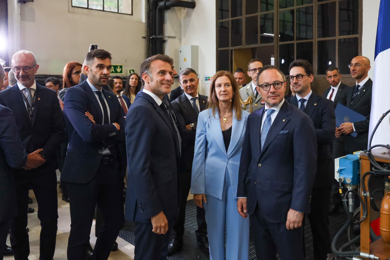 El copríncep francès, Emmanuel Macron, ha escoltat els avenços dels projectes energètics que li ha explicat la directora general de FEDA, Sílvia Calvó