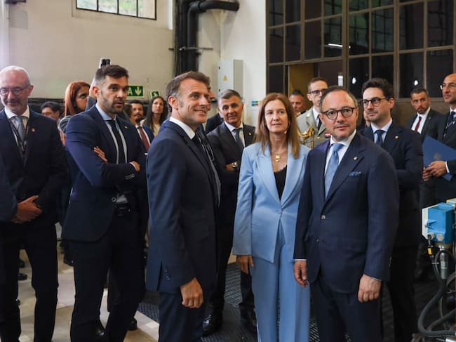 El copríncep francès, Emmanuel Macron, ha escoltat els avenços dels projectes energètics que li ha explicat la directora general de FEDA, Sílvia Calvó