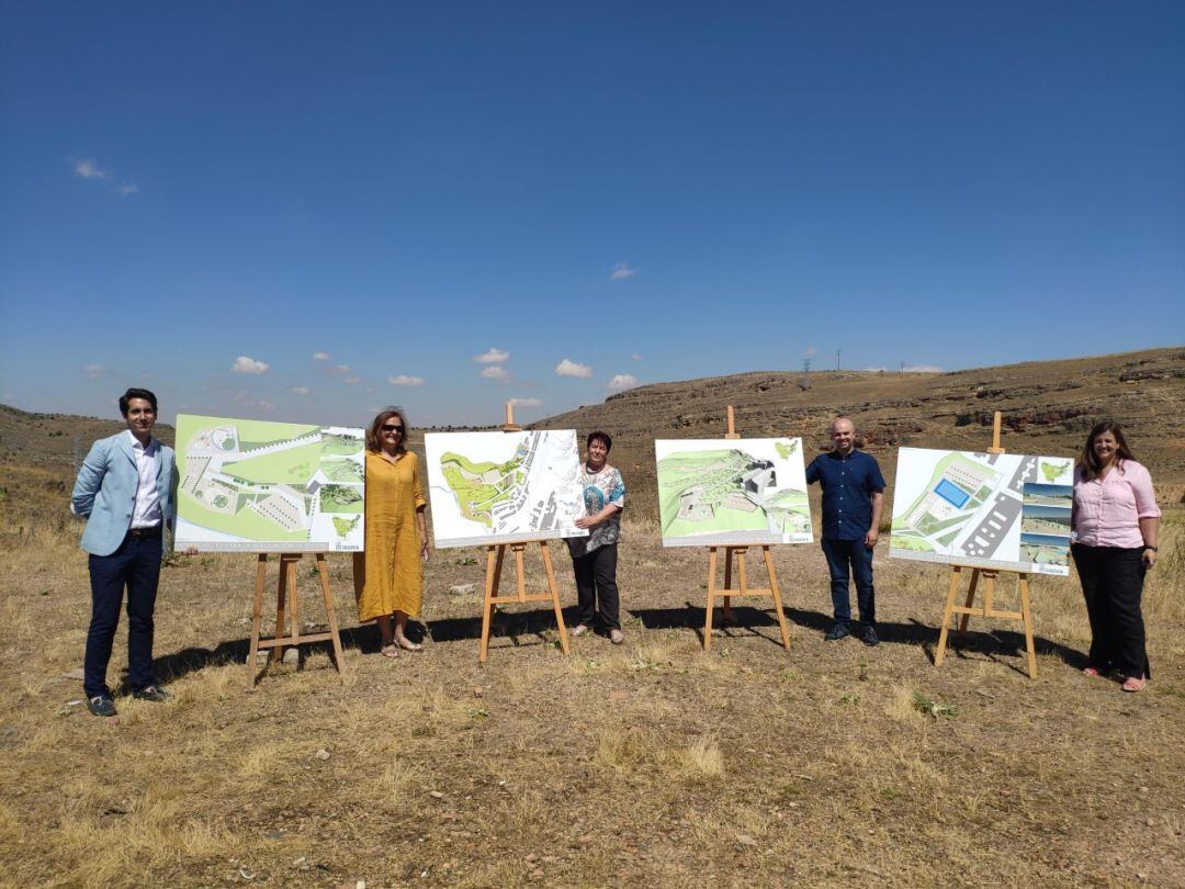 Clara Luquero presenta el proyecto de recuperación del Valle de Tejadilla junto a varios concejales del equipo de Gobierno