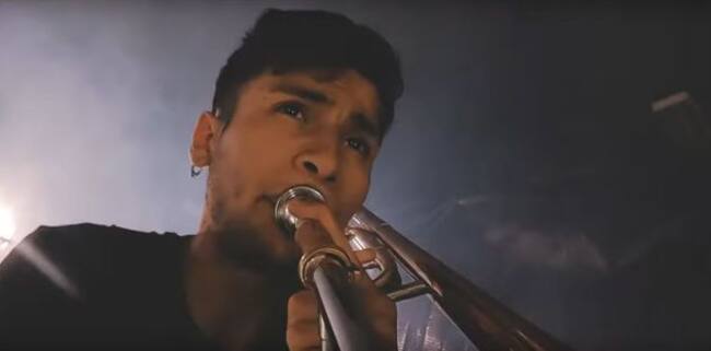 Edu Teso al trombón en el videoclip de Lujuria.