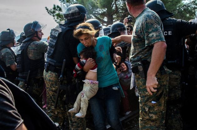 Refugiados sirios en la frontera de Macedonia. Fotografia del trabajo &quot;Buscando refugio para mis hijos&quot;