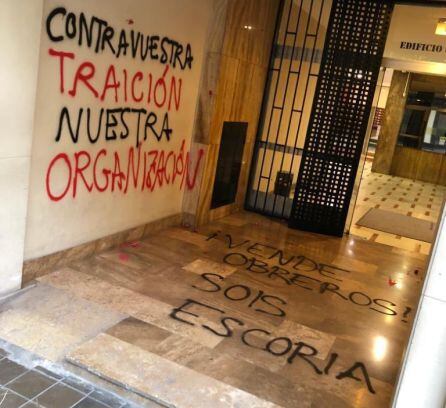 Este viernes, la sede del PSPV en València también sufrió pintadas similares a las de Compromís