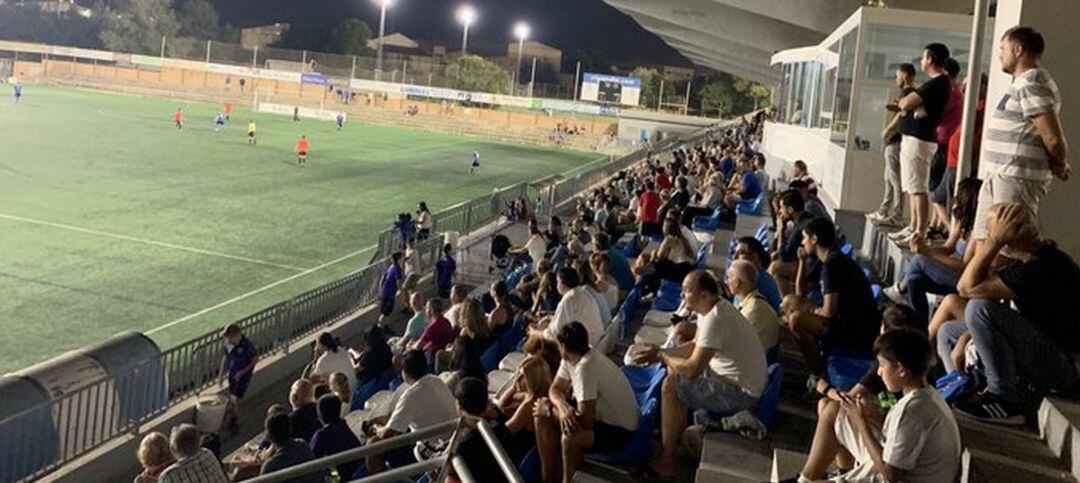 Aficionados viendo el derbi