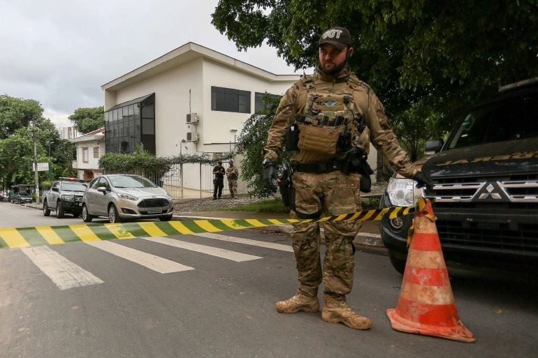 Policia Federal en la puerta del Instituto Lula este viernes