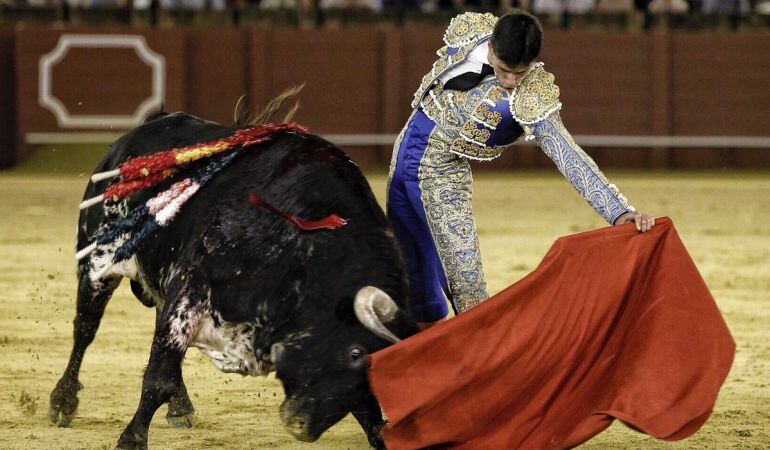 García Navarrete ante el burraco lidiado en cuarto lugar, al que le cortó la única oreja de la noche