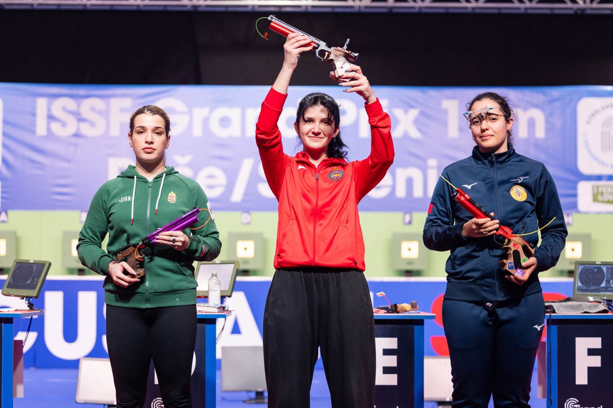 La joven tiradora almeriense Inés Ortega, de 19 años, sigue avanzando en su proyección internacional en la pistola de aire 10 metros, disciplina de alto rendimiento regulada por la Federación Internacional de Tiro Deportivo (ISSF).