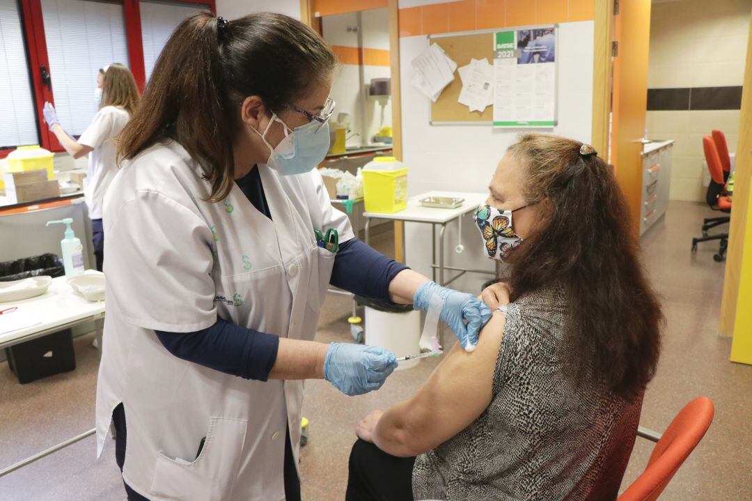 La vacunación se ha llevado a cabo este viernes por ejemplo en el Centro de Salud de Azuqueca de Henares (Guadalajara), donde se ha citado a más de 400 personas