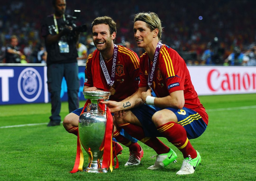 Fernando Torres y Juan Mata como campeones de la Eurocopa