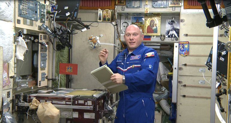 El cosmonauta Oleg Artemiev, uno de los más veteranos de la Agencia Espacial de Rusia, trabajando en la Estación Espacial Internacional