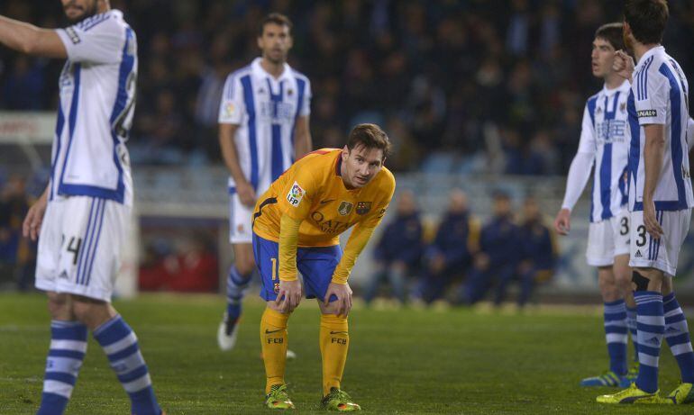 Leo Messi, rodeado de jugadores de la Real en Anoeta.