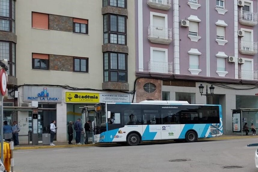 Una parada de autobús en La Línea