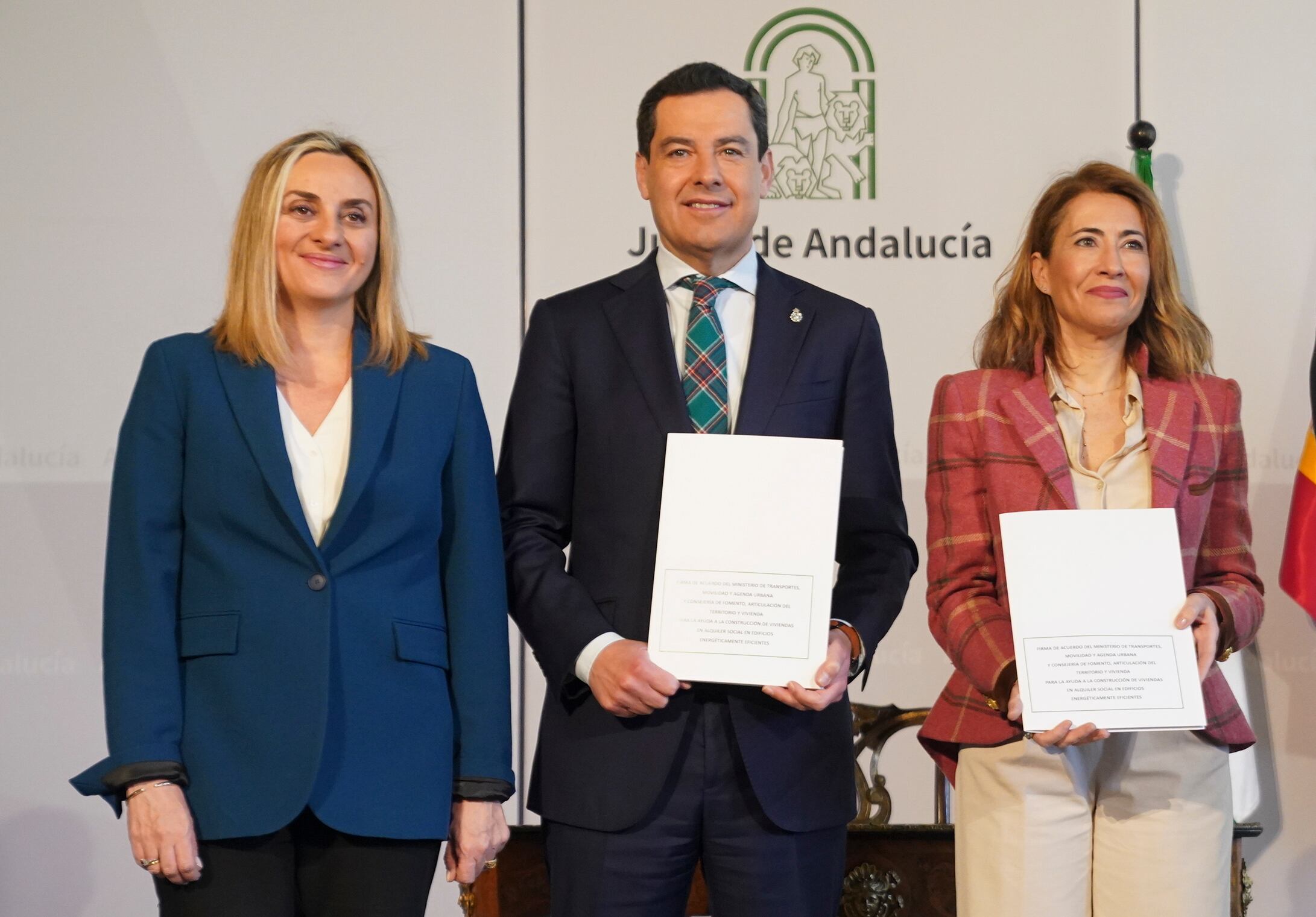 El presidente de la Junta de Andalucía, Juanma Moreno tras la firma del convenio por parte de la ministra de Transportes, Movilidad y Agenda Urbana, Raquel Sánchez(d), y la consejera de Fomento, Infraestructuras y Ordenación del Territorio, Marifrán Carazo