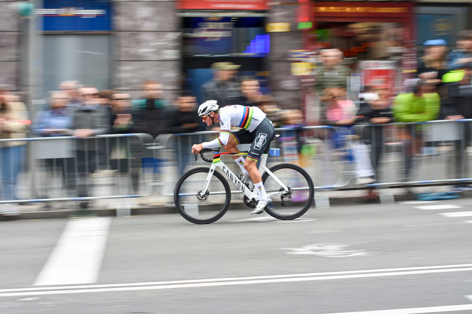 El campeón del mundo de ciclismo de fondo en carretera, Mathieu van der Poel, durante la celebración del Madrid Criterium 2023 por la Gran Vía, este domingo en Madrid.