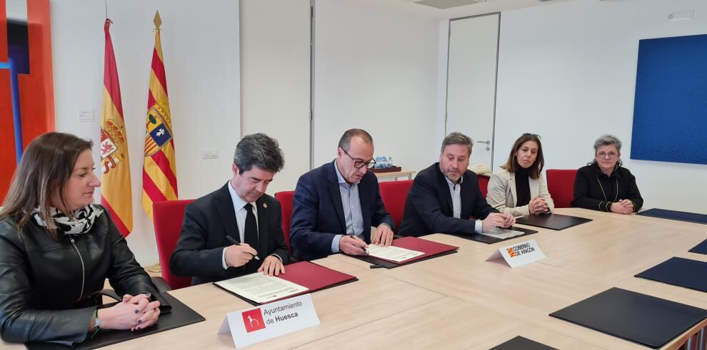 Luis Felipe firma el documento junto a Felipe Fáci y José Luis Soro