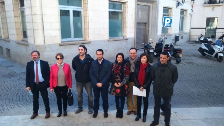 Diferentes concejales del Psoe han protestado frente al Archivo Municipal