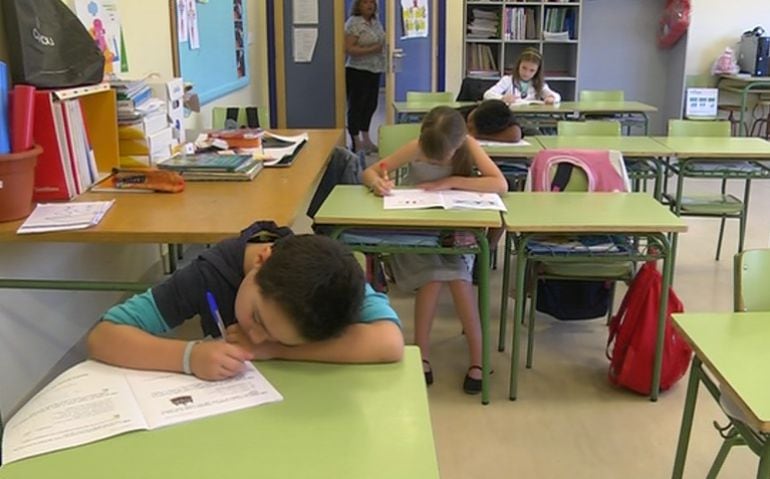 Niños estudiando en un aula escolar