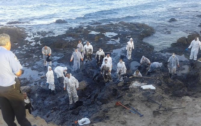 Cuando se detectó el vertido de petróleo, un grupo de 25 operarios del Ayuntamiento se incorporaron a las labores de limpieza de la zona