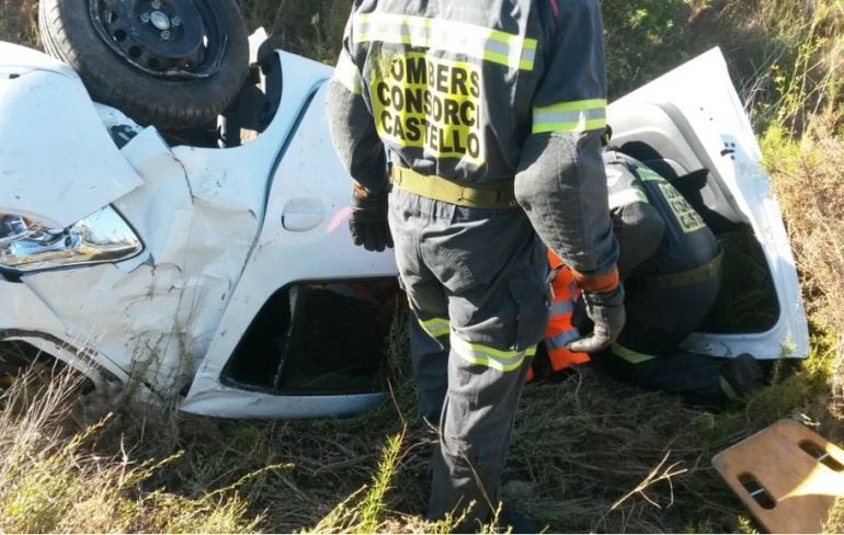 Fotografía de un bombero en un accidente de tráfico
