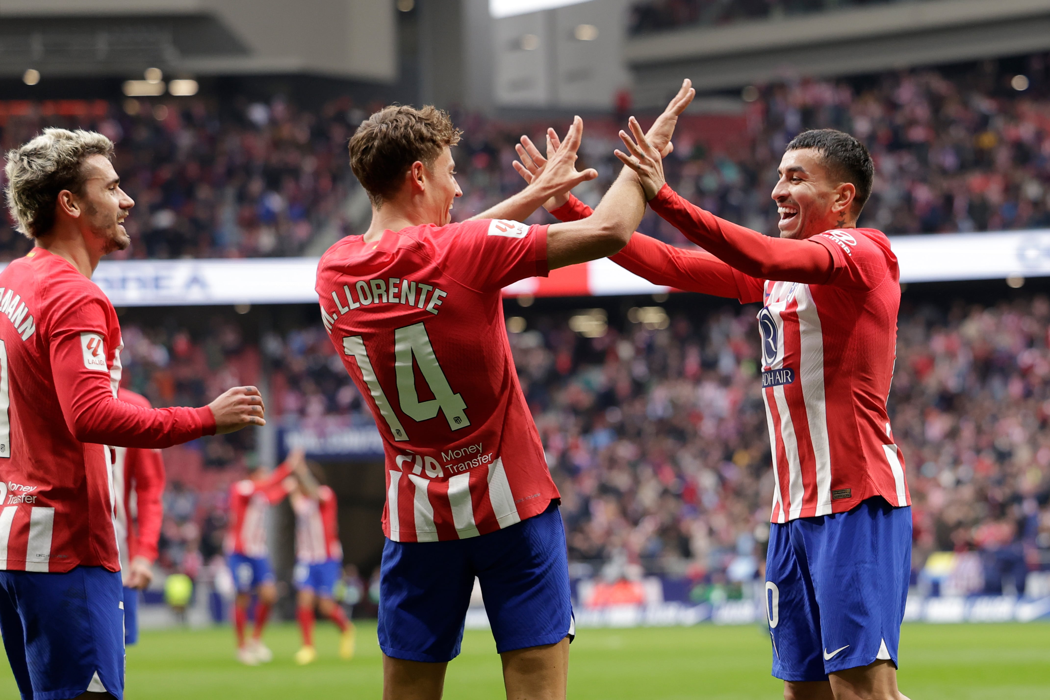 Ángel Correa, Marcos Llorente y Antoine, Griezmann celebran el segundo gol del Atleti en el Cívitas Metropoliano contra el Almería. (Photo by David S. Bustamante/Soccrates/Getty Images)