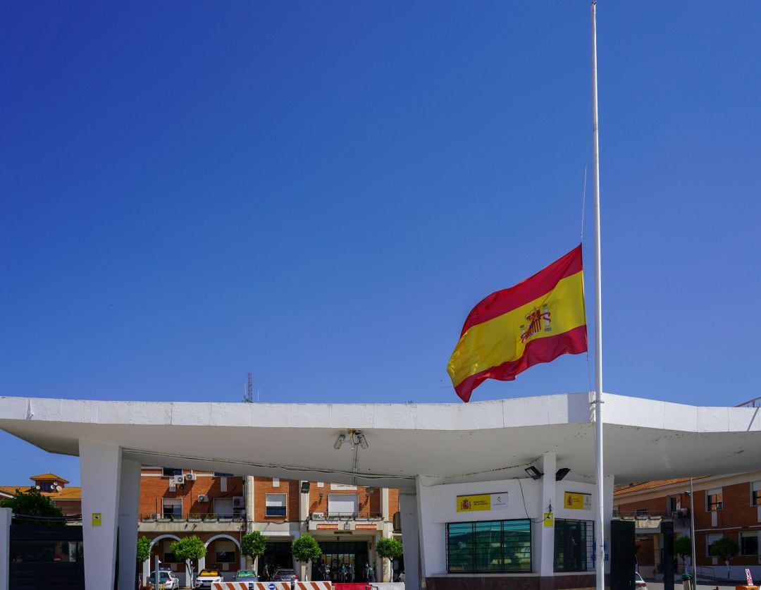 Banderas a media asta en la comandancia  de la Guardia Civil en el primer día de luto oficial por las víctimas del coronavirus.