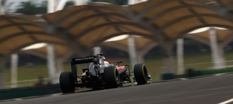 Fernando Alonso rodando en el Circuito de Sepang