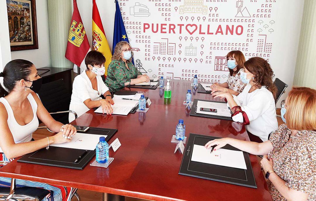 Reunión de coordinación entre la consejera de Bienestar Social Aurelia Sanchez y la alcaldesa de Puertollano, Isabel Rodríguez