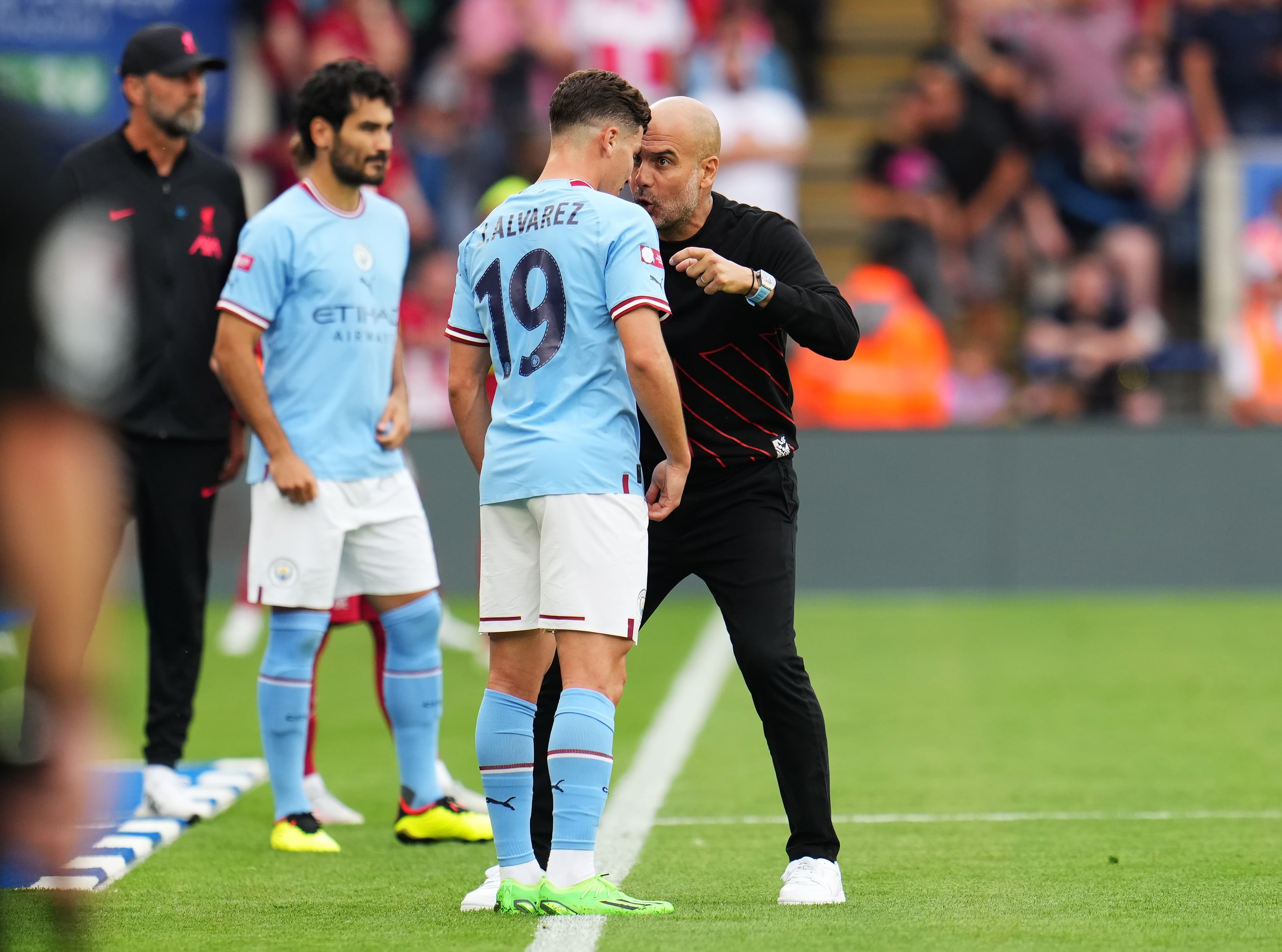 Julián Álvarez y Guardiola hablan durante la pasada final de la FA Comunity Shield, en julio.