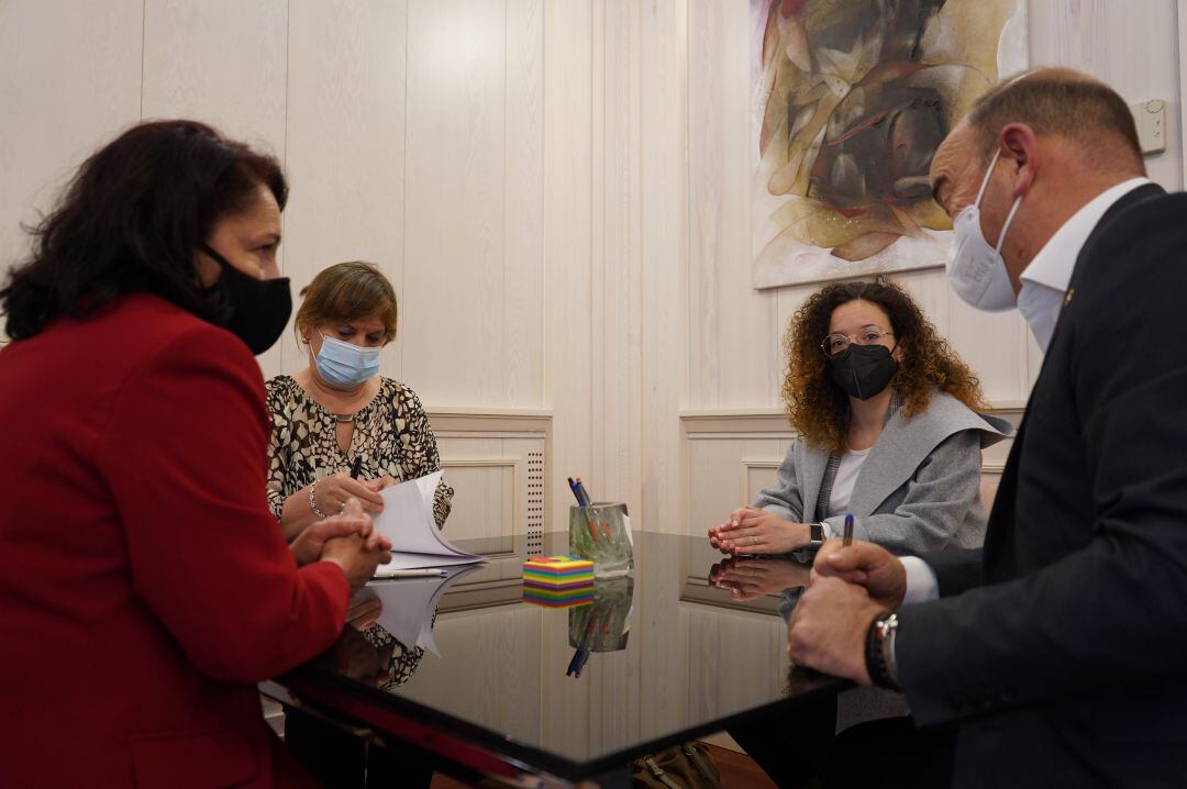 Momento de la firma del convenio con la Diputación