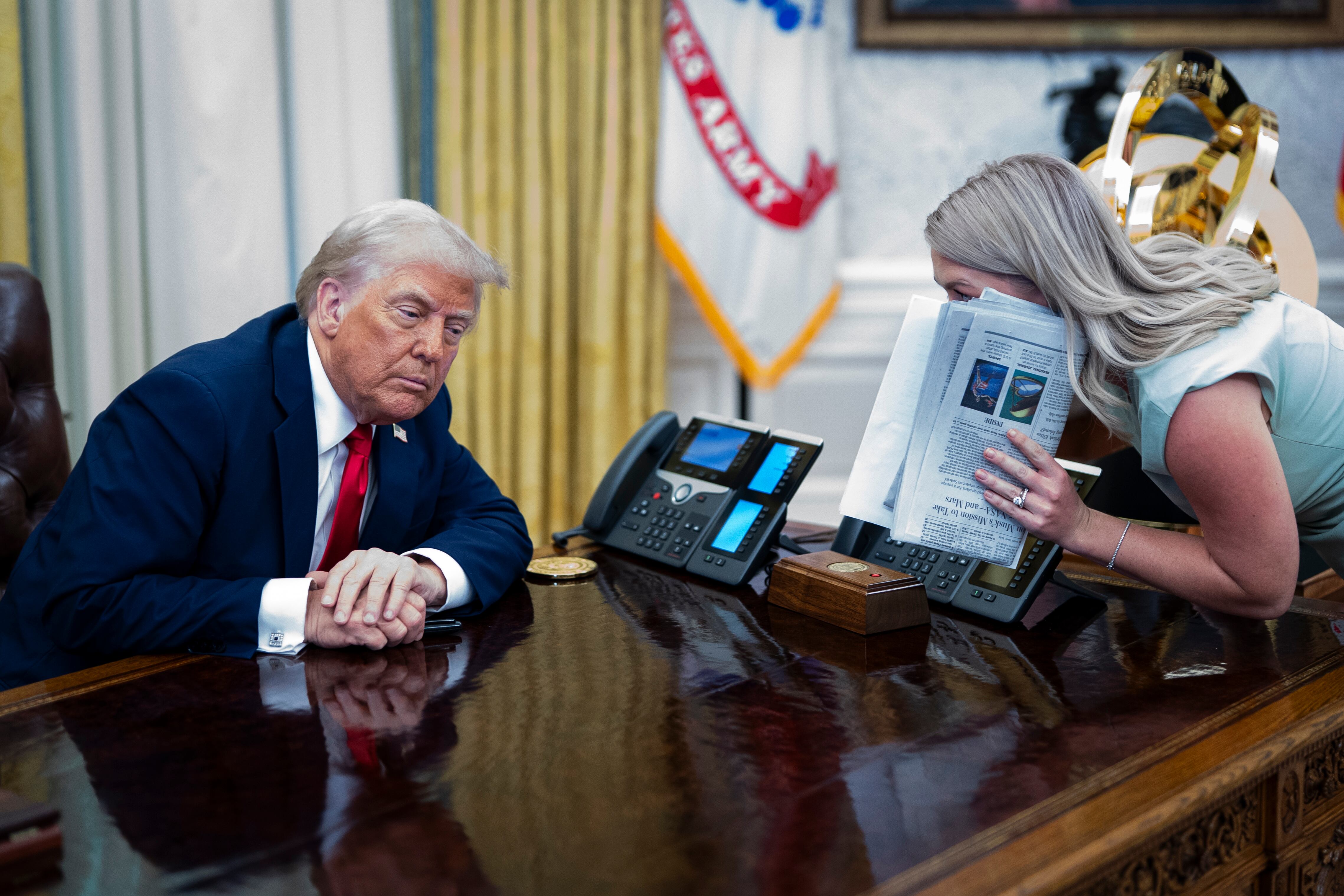 El presidente de los Estados Unidos, Donald Trump, habla con Karoline Leavitt, secretaria de prensa de la Casa Blanca