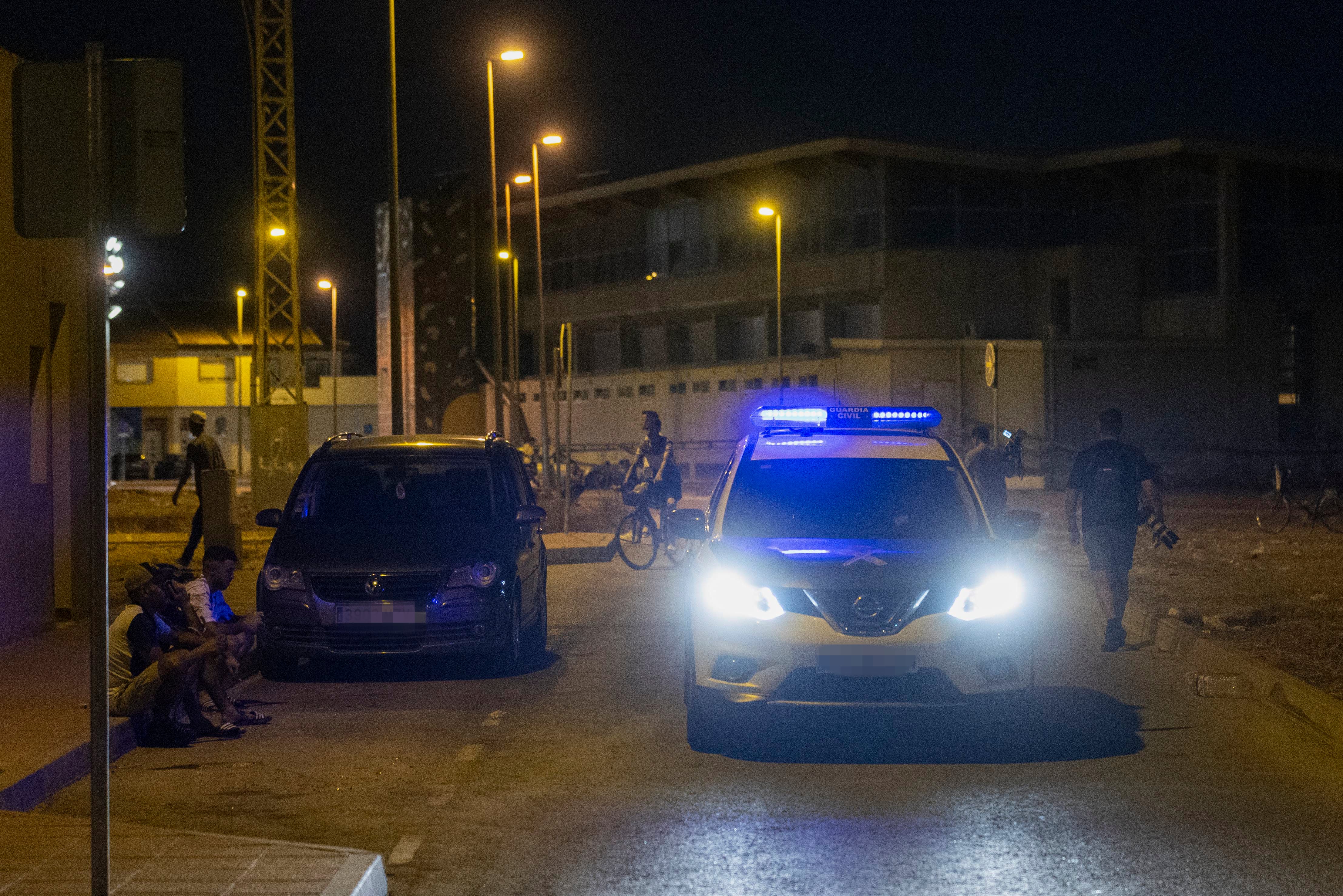 TORRE PACHECO (MURCIA), 16/07/2025.- Agentes de la Guardia Civil vigilan este miércoles en el barrio de San Antonio de Torre Pacheco (Murcia). EFE / Marcial Guillen.