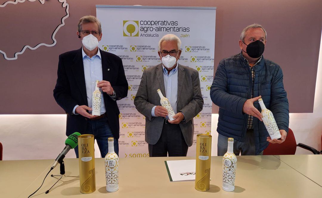 De izquierda a derecha, Francisco Aldarias, gerente de la cooperativa El Alcázar, el presidente de Cooperativas Agro-alimentarias de Jaén, Higinio Castellano y el gerente de Cooperativas Agro-alimentarias, Antonio Guzmán.