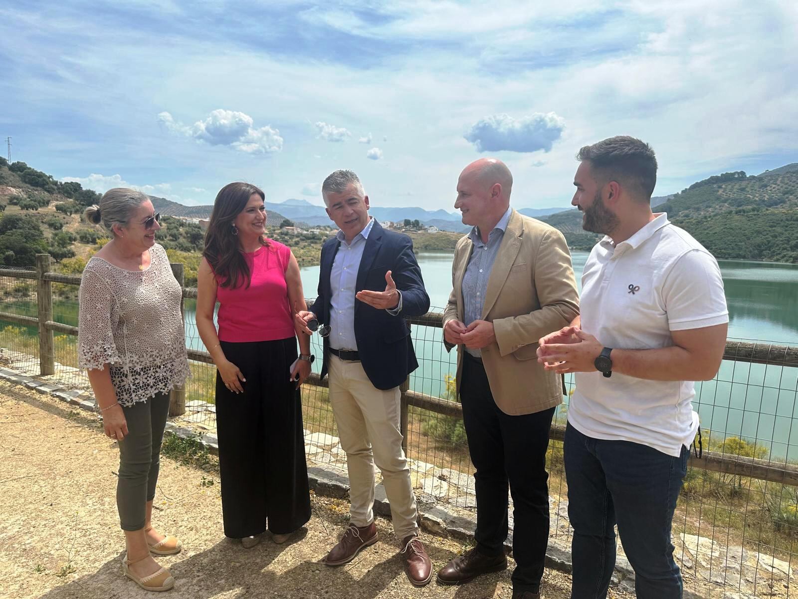 La alcaldesa de Alcaudete, Yolanda Caballero; el alcalde de Martos, Emilio Torres, y el diputado de Servicios Municipales, José Luis Hidalgo (los tres en el centro), acompañados de otros responsables municipales.