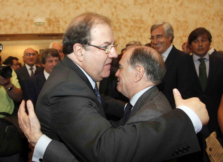 Juan Vicente Herrera se despide de Tomás Villanueva, tras la toma de posesión del presidente de la Junta de Castilla y León