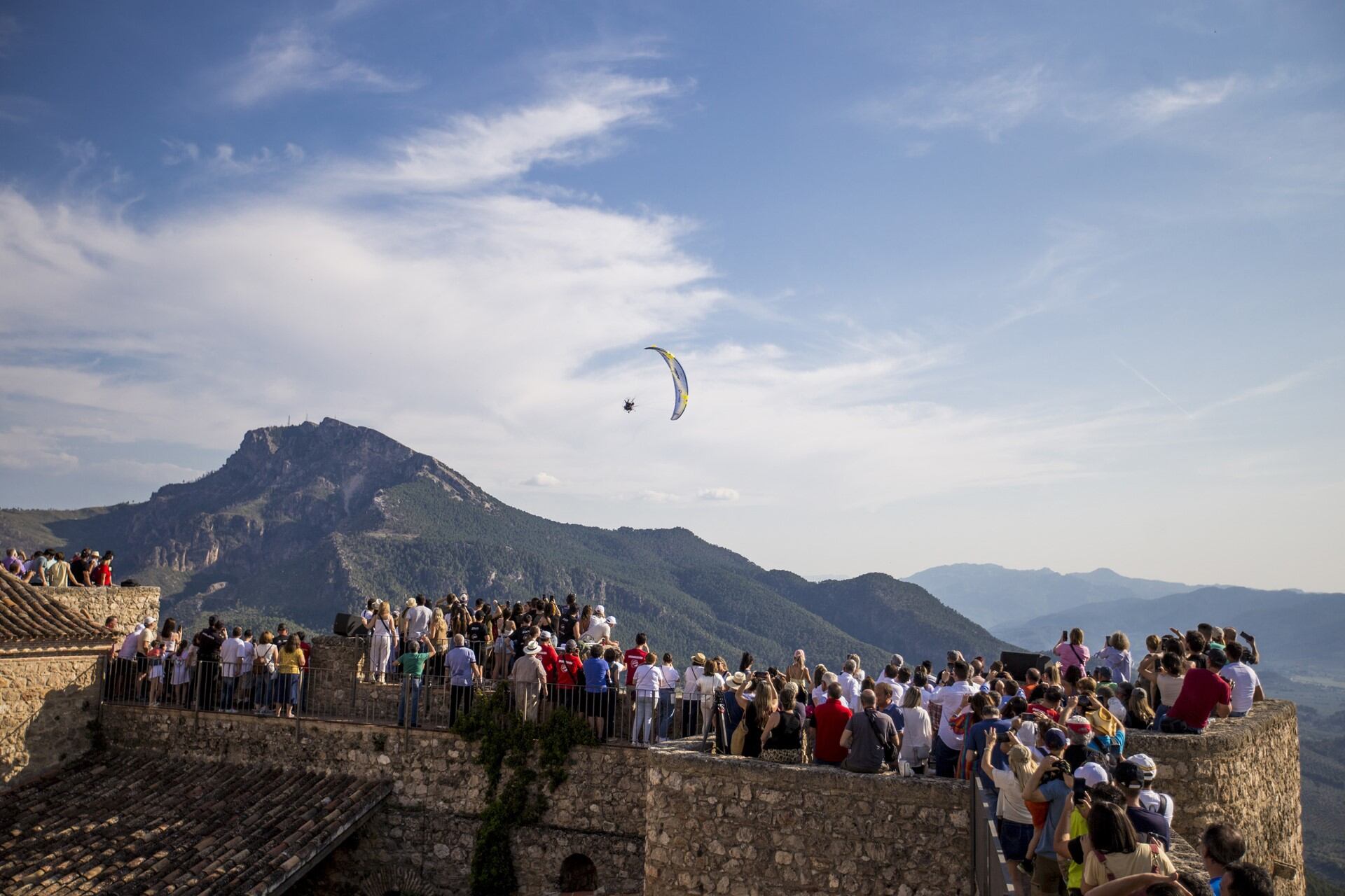 Exhibición aérea desde el Castillo de Segura de la Sierra con El Yelmo de fondo.