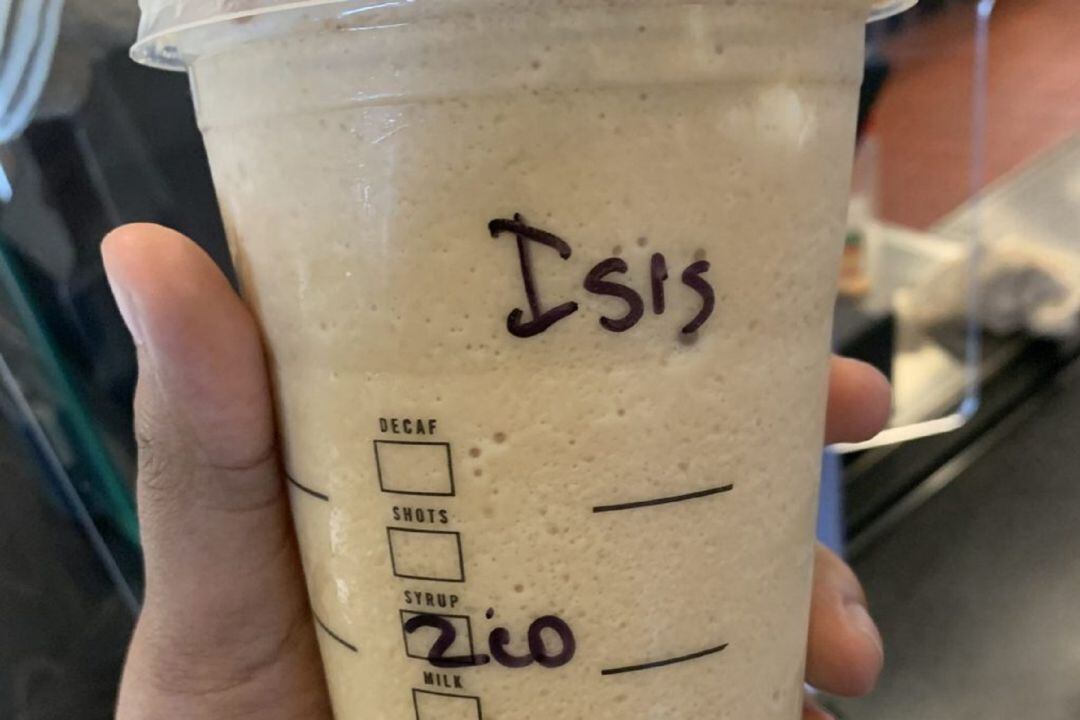 Aisha se encontró el nombre &quot;ISIS&quot; en su vaso.