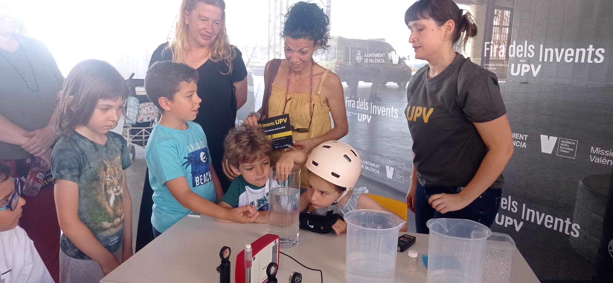 Un grupo de niños y niñas disfrutan de las distintas actividades de la Fira dels Invents 2023