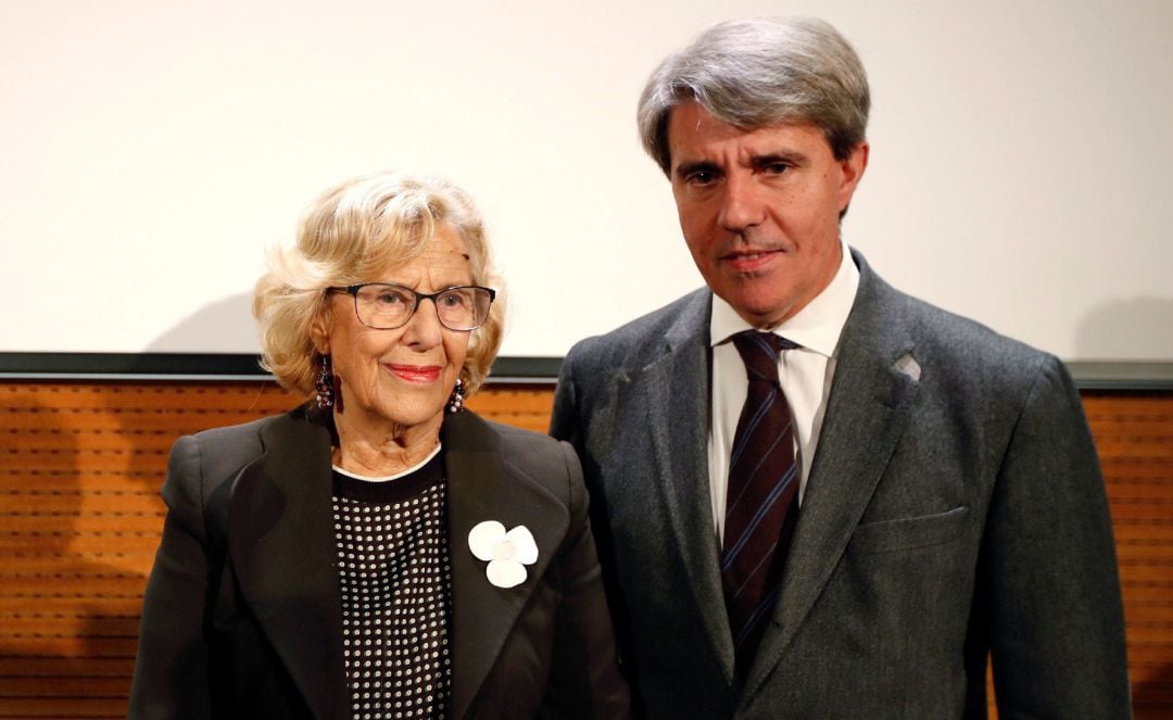 El presidente de la Comunidad de Madrid Ángel Garrido y la alcaldesa de Madrid Manuela Carmena, durante el a cto de constitución del Consejo Cívico y Social para la candidatura Prado-Retiro a Patrimonio Mundial de la Unesco