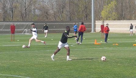 El juvenil Moha Abubakari entrenó este miércoles con el primer equipo