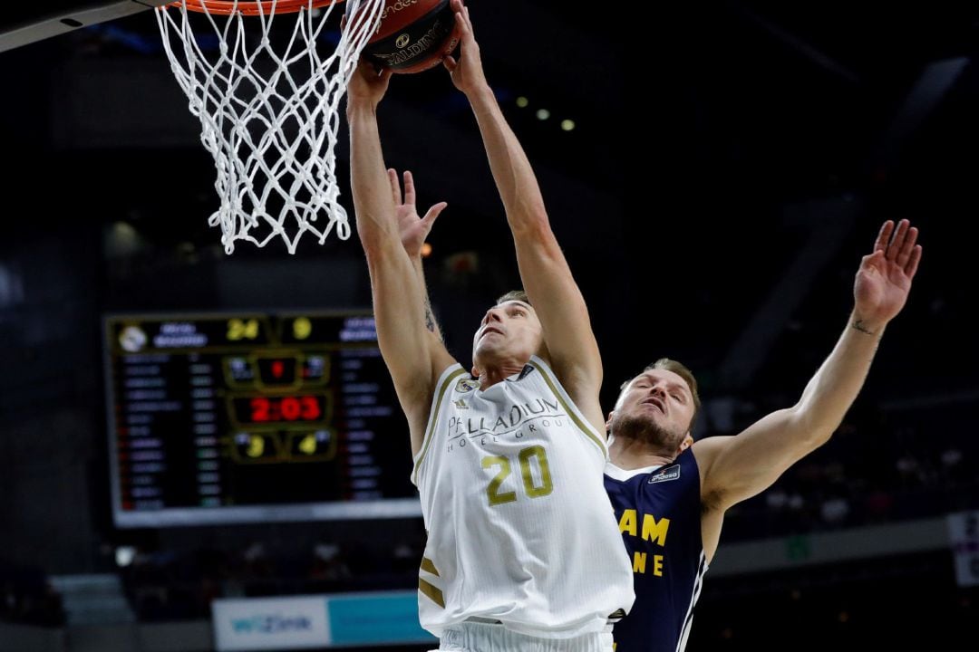 Jaycee Carroll y Rafa Luz, en el partido entre el Real Madrid y UCAM Murcia.