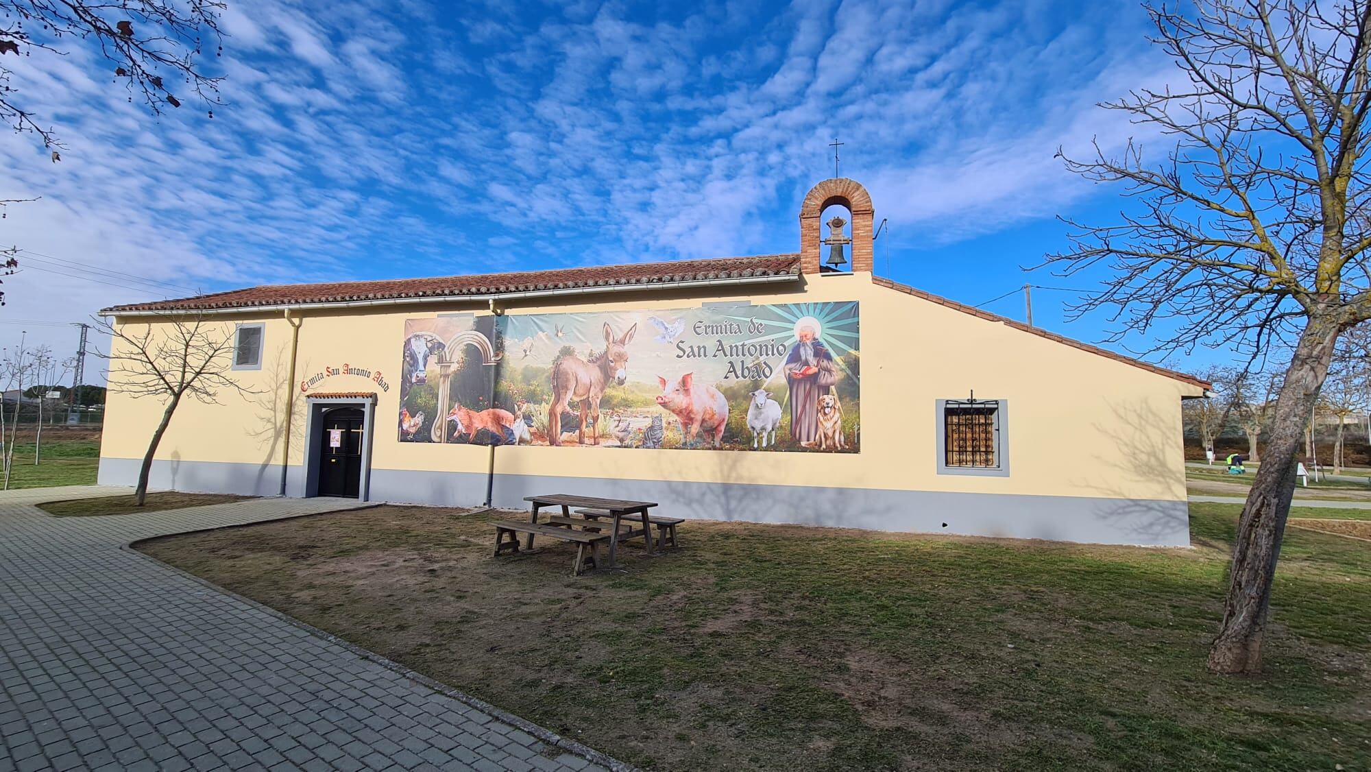 Ermita de San Antón de Aranda decorada con el toldo de homenaje a su patrón