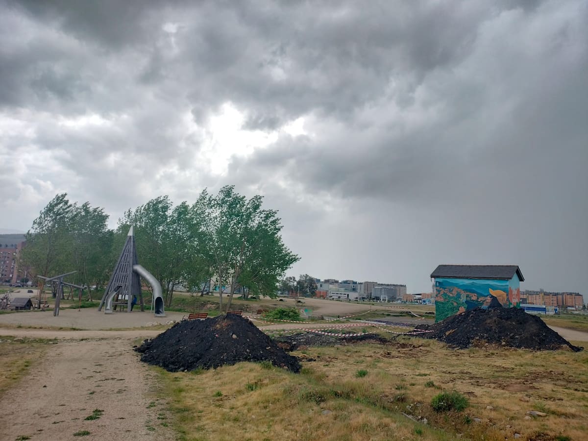 Comienza la instalación de una tirolina de 40 metros en el Parque de la Juventud de Ponferrada