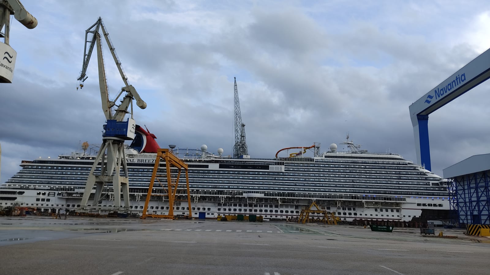 Buque Carnival Breeze esta mañana en el astillero de Puerto Real