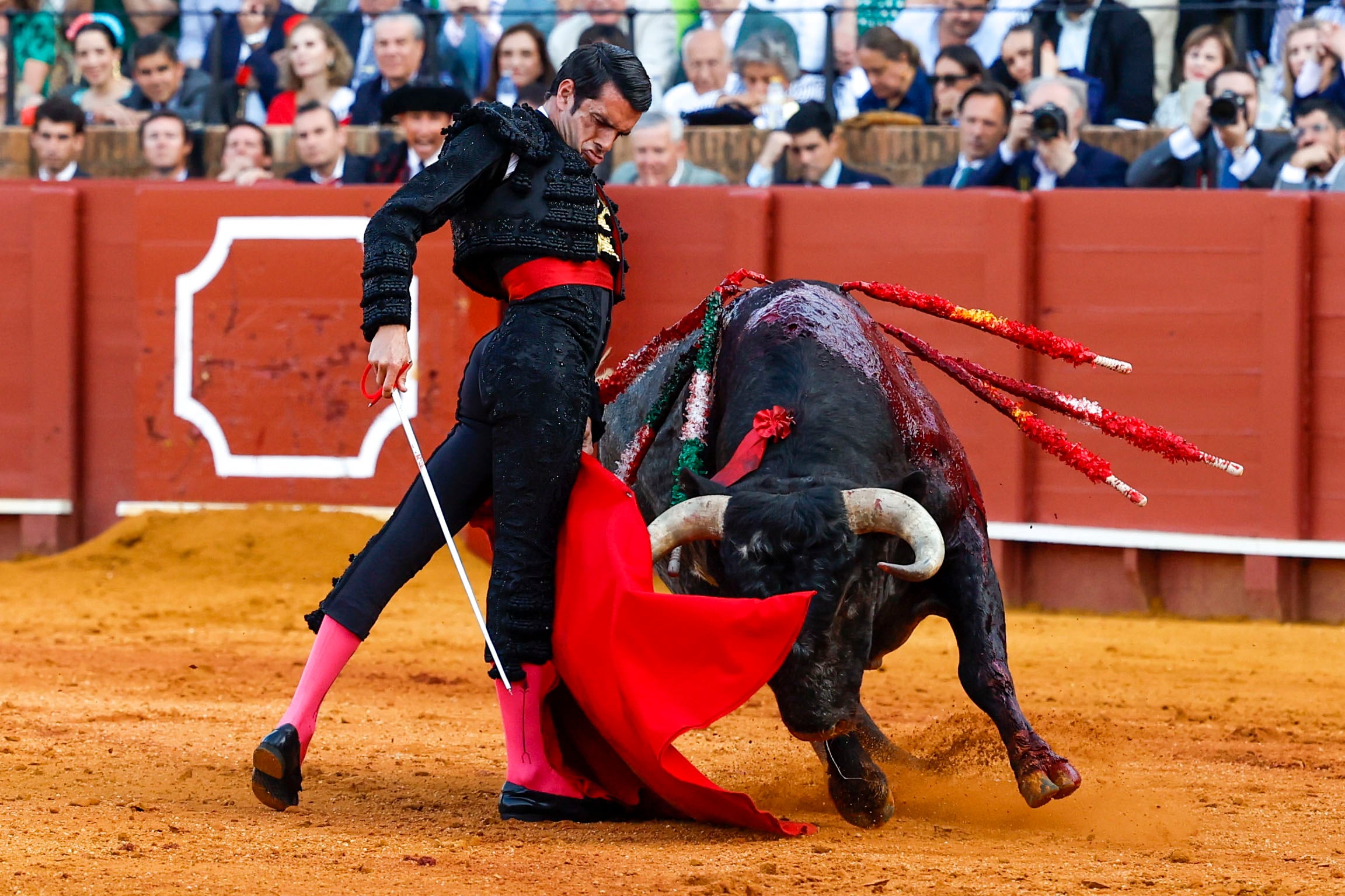 SEVILLA, 17/04/2024.- El diestro Emilio de Justo da un pase con la muleta al primero de los de su lote, durante el festejo de la Feria de Abril celebrado este jueves en La Real Maestranza de Sevilla, con toros de La Quinta. EFE/Julio Muñoz
