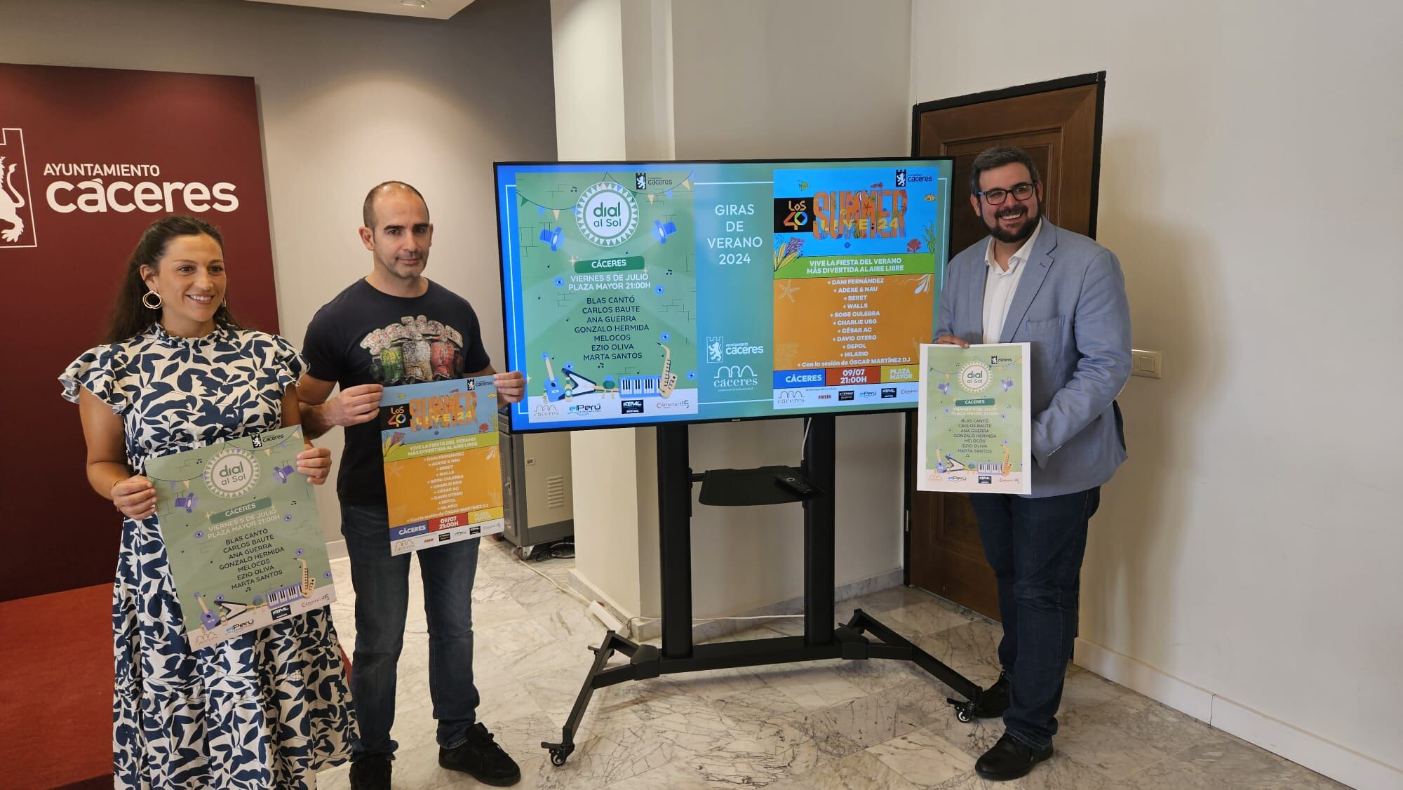 La concejala de festejos del Ayuntamiento de Cáceres, Soledad Carrasco; el coordinador de cadenas musicales de Extremadura, Jorge Balaguer; y el director de SER Cáceres, José Luis Hernández.