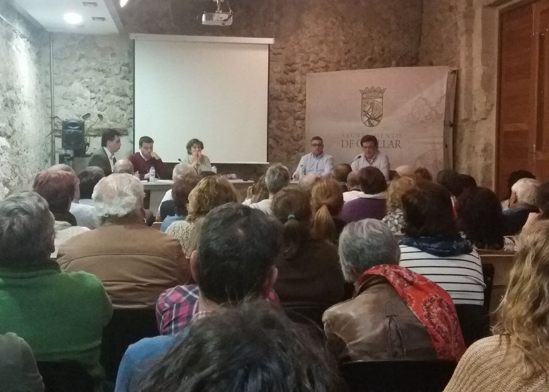 Representantes de PP, Ciudadanos, Izquierda Unida y PSOE (de derecha a izquierda) exponen sus posturas ante el público que abarrotó el palacio Pedro I