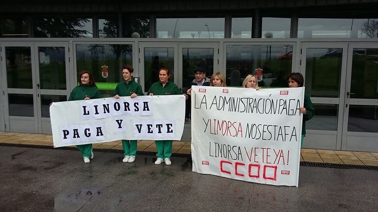 Las trabajadores del servicio de limpieza del campus en su protesta frente al edificio central del campus