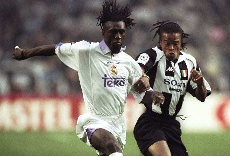 Seedorf pelea una pelota con Davids en la final de 1998