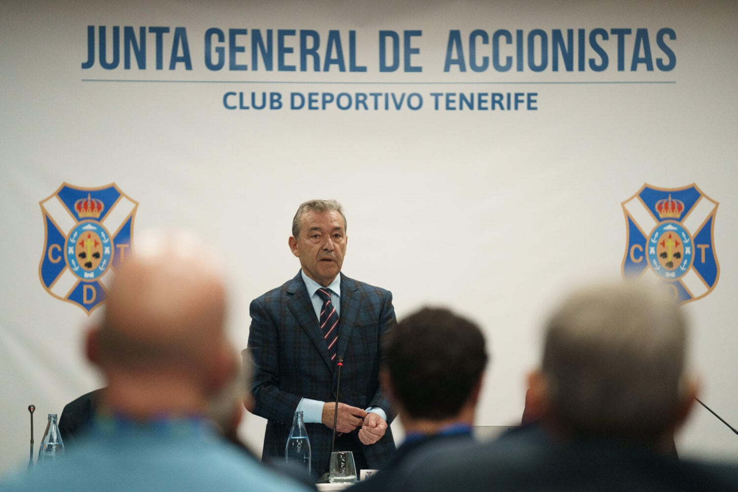 GRAFCAN3579. SANTA CRUZ DE TENERIFE (ESPAÑA), 20/02/2025.- El presidente del CD Tenerife, Paulino Rivero, presidió este jueves la Junta General de Accionistas celebrada en Santa Cruz de Tenerife para decidir la composición de un nuevo consejo de administración de la entidad deportiva, y que ha sido aplazada para el próximo día 25 de febrero por falta de quórum. EFE/Ramón de la Rocha
