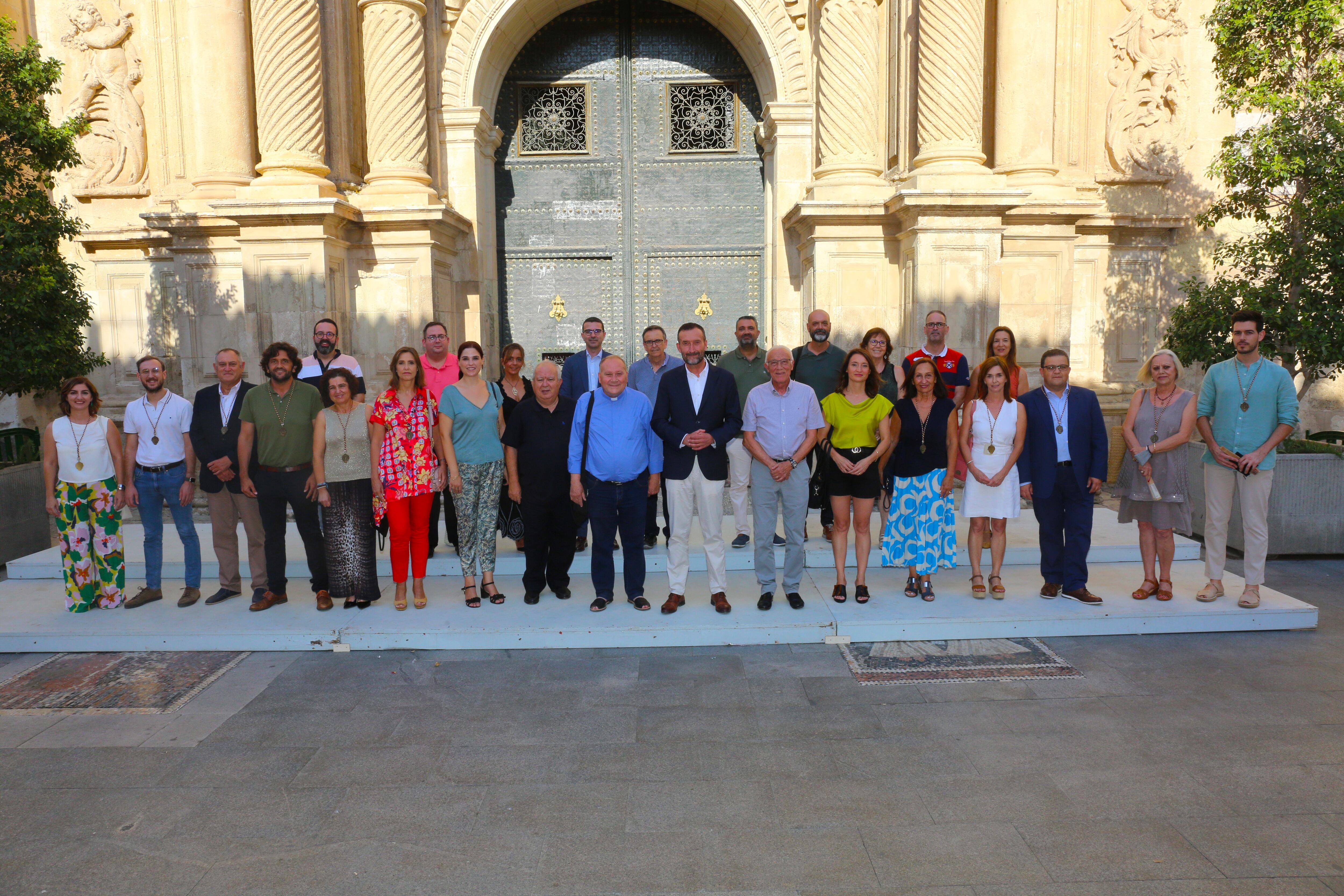 Los Nuevos Cargos de la Junta Rectora del Patronato del Misteri posan delante de la Basílica de Santa María